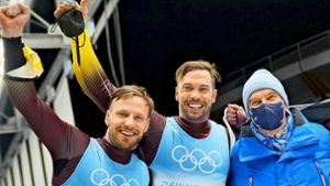 Die Erstplatzierten Tobias Arlt   und Tobias Wendl  freuen sich nicht über das gemeinsame Bild mit IOC-Präsident Thomas Bach (von links). Foto: dpa/Michael Kappeler