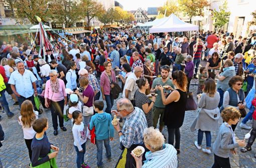 Besuchermagnet Filderkrautfest: Deutschlands größte Krauthocketse wird auch in diesem Jahr wieder sehr viele Menschen nach Leinfelden-Echterdingen locken. Foto: Malte  Klein