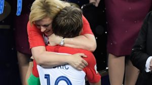 Nicht nur der Nationalspieler Luka Modric wurde von der kroatischen Präsidentin Kolinda Grabar-Kitarović  nach dem WM-Finale überschwänglich geherzt. Foto: AFP