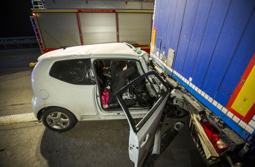 Am Samstagmorgen fuhr eine 20-Jährige gegen 3.40 Uhr mit ihrem VW auf der Autobahn 8 in Richtung Stuttgart – dabei kam es zu einem schweren Unfall mit einem Sattelzug. Foto: 7aktuell.de/Simon Adomat