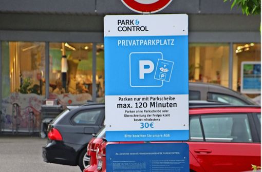 Am Parkplatz an der Ulmer Straße hat Park & Control die Schilder verändert. Foto: Rüdiger Ott
