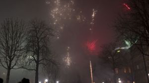 Raketen im Nebel: So begann 2017 auf dem Stuttgarter Schlossplatz. Foto: Lichtgut/Michael Latz