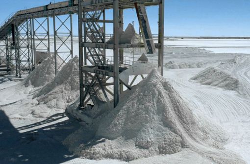 Tonnenweise Salz aus dem Salzsee Salar de Uyuni in Bolivien: Hier will die deutsche Firma Acisa eigentlich Lithium abbauen. Salz ist ein Nebenprodukt. Foto: AFP/Pablo Cozzaglio