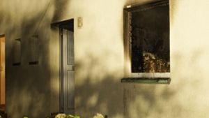 Zwei Männer werden bei dem Brand in einer Wohnung in Pforzheim verletzt. Foto: SDMG/SDMG / Gress
