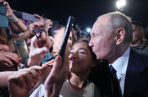 Kremlchef Putin nimmt in der russischen Kaukasusrepublik Dagestan ein Bild in der Menge und küsst ein Mädchen  auf die Schläfe Foto: dpa/Gavriil Grigorov