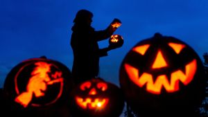 Sehr zur Freude der Bauern werden zu Halloween zahlreiche Kürbisse in freundliche Geister verwandelt. Foto: dpa-Zentralbild
