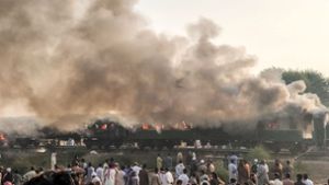 Mindestens 70 Menschen starben bei dem Unglück in Pakistan. Foto: AFP/HANDOUT