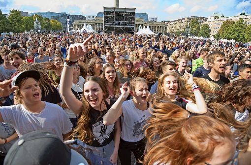 Tausende Jugendliche haben am zweiten Tag der Reformationsfeier am Sonntag den Schlossplatz  ­bevölkert – und alle waren bester Stimmung. Foto: Lichtgut / Oliver Willikonsky