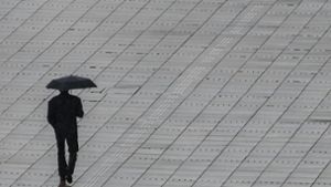 Am Dienstagvormittag soll es laut Meteorologen stark bewölkt sein. Im Tagesverlauf kommt Regen hinzu (Archivbild). Foto: dpa/Marijan Murat