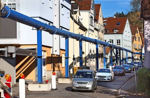 Die oberirdisch geführte Leitung erinnert an die Konstruktion für das Grundwassermanagement der Baustelle für Stuttgart 21. Foto: /Horst Rudel