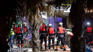Rettungskräfte im Einsatz nach dem Einsturz eines zweistöckigen Gebäudes an der Playa de Palma auf Mallorca, bei dem mindestens vier Menschen ums Leben kamen. Foto: AFP/JAIME REINA