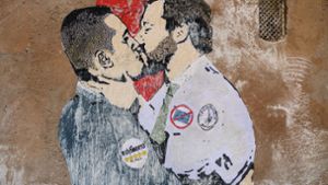 Straßenkunst in Rom: Luigi Di Maio (links) und Matteo Salvini innig vereint auf einer Hauswand. Foto: AP