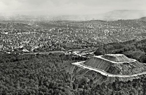 Diese Luftaufnahme von 1956  zeigt,  wie der Birkenkopf   ausgesehen hat, als noch Kriegstrümmer auf den Berg gefahren wurden. Foto: Sammlung Wibke Wieczorek