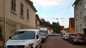 Nur eines von vielen Themen, die die Menschen in Mettingen beschäftigen: Weil es immer mehr Autos, aber keine größeren Straßen gibt, sind Parkplätze in Anwohnerstraßen knapp. Foto: privat