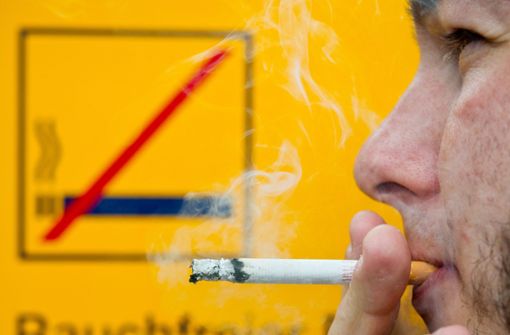 Selbst dort, wo das Rauchen nicht verboten ist, droht ein saftiges Bußgeld, wenn man seine Zigarette wegschnippt. In Stuttgart gibt es zu wenig öffentliche Aschenbecher. Foto: dpa