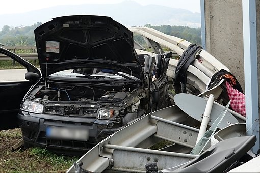 Ein Toter und vier Schwerverletzte - so lautet die traurige Bilanz eines schweren Unfalls auf der Autobahn 8 zwischen den Anschlussstellen Aichelberg und Kirchheim/Teck-Ost. Foto: www.7aktull.de | Oskar Eyb