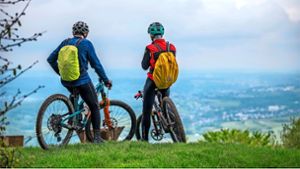 Innehalten nach dem Aufstieg: Zwei Radfahrer blicken von der Burgruine Hohenstaufen ins Tal. Foto: /Giacinto Carlucci