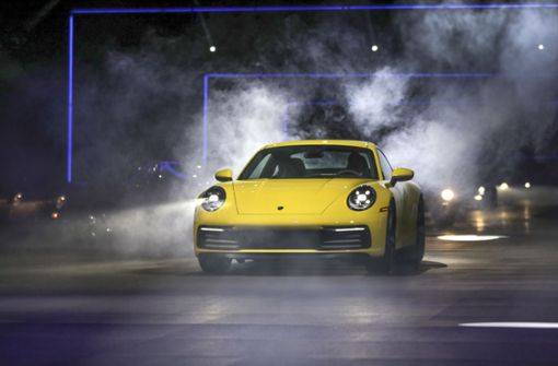 Der neue 911er soll gleichzeitig einen großen Schritt in die Zukunft machen und Elemente des Ur-Elfers von 1963 aufscheinen lassen. Foto: Porsche