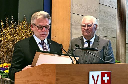 Der Oberbürgermeister Michael Makurath  überreicht Horst Brose die Bürgermedaille. Foto: Rafael Binkwoski/Andreas Weise