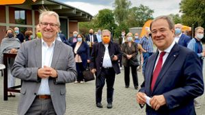 Der CDU-Kandidat Marc Buchholz (links) erhält Unterstützung durch Ministerpräsident Armin Laschet. Foto: StZ/Matthias Schiermeyer