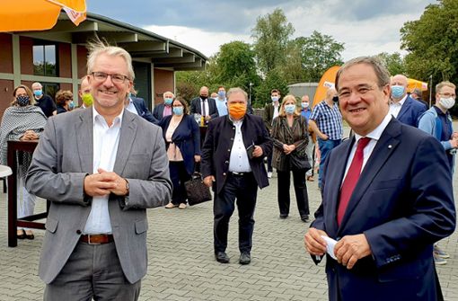 Der CDU-Kandidat Marc Buchholz (links) erhält Unterstützung durch Ministerpräsident Armin Laschet. Foto: StZ/Matthias Schiermeyer