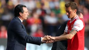 Trainer Unai Emery mit Mesut Özil Foto: dpa/Nick Potts