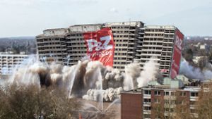 Mit einem lauten Knall wurde der “Weiße Riese“ in Duisburg gesprengt Foto: dpa