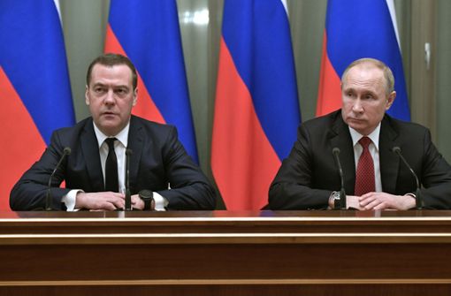Der russische Ministerpräsident Dmitri Medwedew (links) tritt zurück – Putin bleibt im Amt. Foto: dpa/Alexei Nikolsky