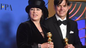 Amy Sherman-Palladino mit ihrem Ehemann und Drehbuchpartner Daniel Palladino als glückliche Gewinner bei der Golden-Globe-Verleihung Foto: AFP