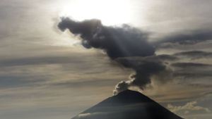 Auf der indonesischen Ferieninsel Bali ist am Dienstag der Vulkan Agung aufs Neue ausgebrochen. Foto: AP
