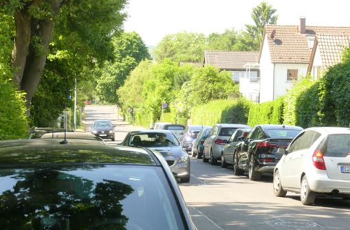 Seit der Parkraumbewirtschaftung auf dem Campus, wird an der Adornostraße beidseitig geparkt. Laut Anwohnern führt das zu gefährlichen Situationen. Foto: Torsten Schöll