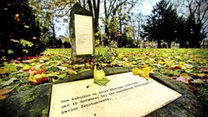 In den Rhätsandstein auf Erika Härtlings Grab sind ein Gedicht und eine Widmung ihres Sohnes Peter eingraviert. Foto:  