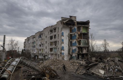 Das Banksy-Werk soll in der zerstörten ukrainischen Stadt Borodjanka aufgenommen worden sein. (Symbolbild) Foto: dpa/Petros Giannakouris