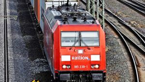 Güterzug in der Nähe von Hannover: Engpässe für lange Güterzüge sollen in den kommenden Jahren beseitigt werden. Foto: dpa