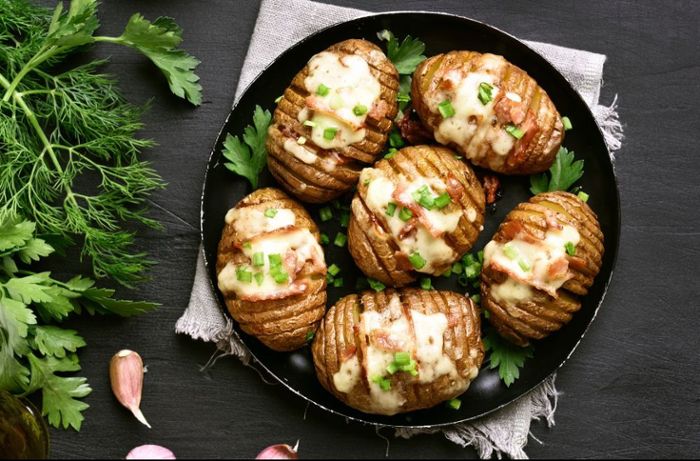 Die Kartoffel ist ein vielfältig einsetzbares Lebensmittel. Besonders lecker: Knusprige Fächerkartoffeln aus dem Ofen.