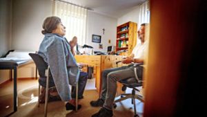 Die schwer kranke Sonja Zimpel im Gespräch mit ihrem Hausarzt Lutz-Dietrich Schweizer Foto: Gottfried Stoppel