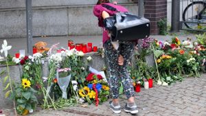 Zeit der Trauer: Eine Frau legt vor der französischen Botschaft in Berlin Blumen nieder. Foto: dpa