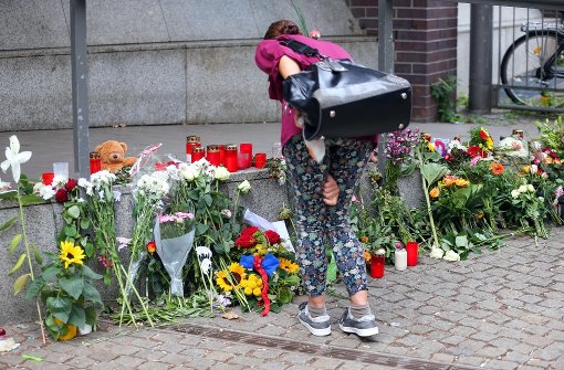 Zeit der Trauer: Eine Frau legt vor der französischen Botschaft in Berlin Blumen nieder. Foto: dpa