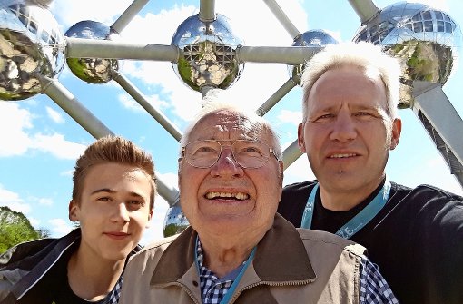 Gruppenbild vor dem Atomium: Stefan Krüger (rechts) mit seinem Vater Manfred und  seinem Neffen Tom  in Brüssel Foto: privat