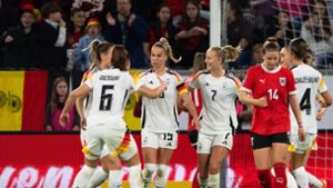 Die deutschen Spielerinnen feiern den 3:2-Sieg gegen Österreich. Foto: Expa/Reinhard Eisenbauer/APA/dpa