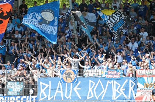 Ob die Fans der Blauen auch in der Relegation etwas zu feiern haben werden? Foto: Baumann