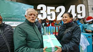 „Unser Geschenk für Sie“: Susanne Keller von der Initiative drückt Kuhn die hübsch verpackten  Unterschriften in die Hand Foto: Lichtgut/Leif Piechowski