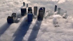 Nebel bildet sich – wie auf diesem Foto in London –, wenn Luft abkühlt, warme und kalte Luft sich mischen oder Wassermengen in Gewässernähe verdunsten und als Verdunstungsnebel niedergehen. Foto: dpa