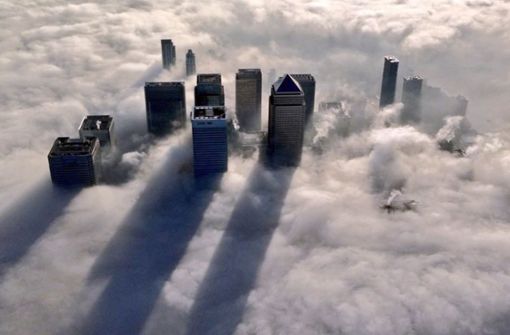 Nebel bildet sich – wie auf diesem Foto in London –, wenn Luft abkühlt, warme und kalte Luft sich mischen oder Wassermengen in Gewässernähe verdunsten und als Verdunstungsnebel niedergehen. Foto: dpa
