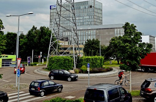 Der Kreisverkehr an der Schelmenwasen- und Heigelinstraße bildet den Knotenpunkt, an dem sich der Verkehr durch das Gewerbegebiet zurückstaut. Foto: Alexandra Kratz