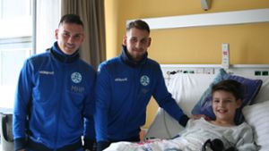 Kickers-Torwart Ramon Castellucci (links) und Florian Ahmeti besuchen die kleinen Patienten im Olgahospital. Foto: Stuttgarter Kickers