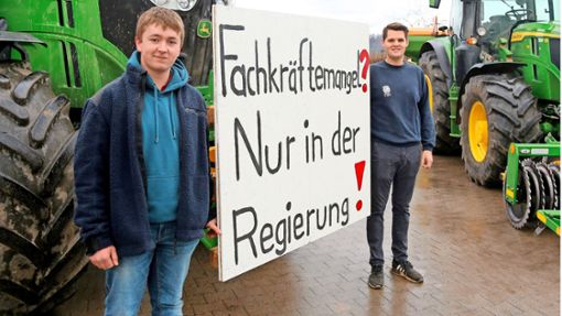 Tim Benzinger (links) und Daniel Föll kämpfen um eine sichere Zukunft in der Landwirtschaft. Foto: Ralf Poller