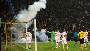 Feuerwekskörper und Rauchbomben fliegen in Dortmund aus dem Istanbuler Fanblock. Foto: dpa