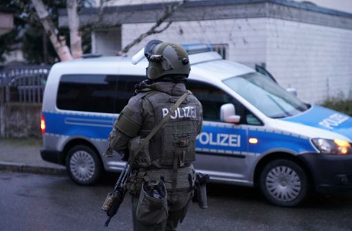 Schwer bewaffnete Einsatzkräfte sicherten die Straßen der Plochinger Innenstadt. Foto: SDMG/SDMG / Kohls