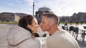 Zwei Verliebte auf dem Stuttgarter Schlossplatz: Michael und Jessica genießen den Valentinstag in der Sonne. Foto: Andreas Rosar Fotoagentur-Stuttg